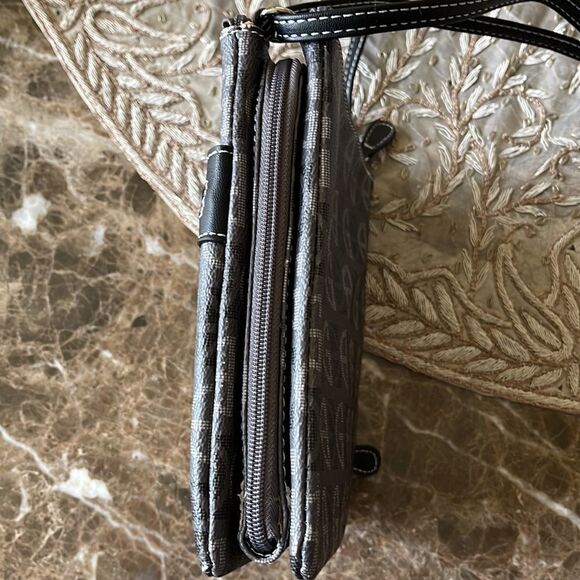 NWOT Giani Bernini Signature Zip Crossbody gray - Picture 4 of 8